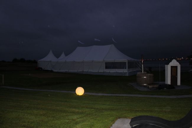 La tente Bambou a Honfleur la nuit tombée